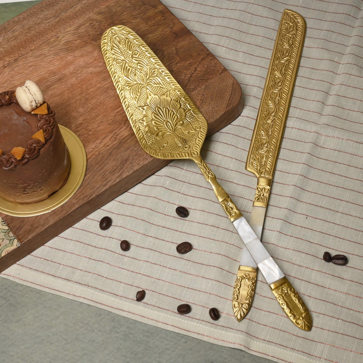 Gold-Finish Cake Lifter + Knife Set