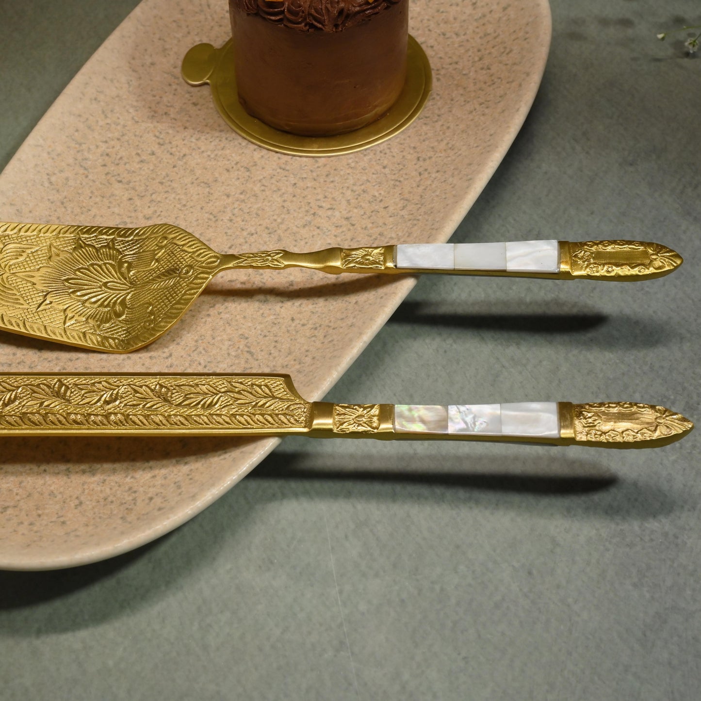 Gold-Finish Cake Lifter + Knife Set