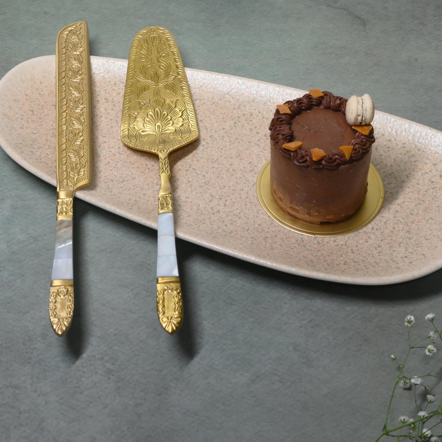 Gold-Finish Cake Lifter + Knife Set